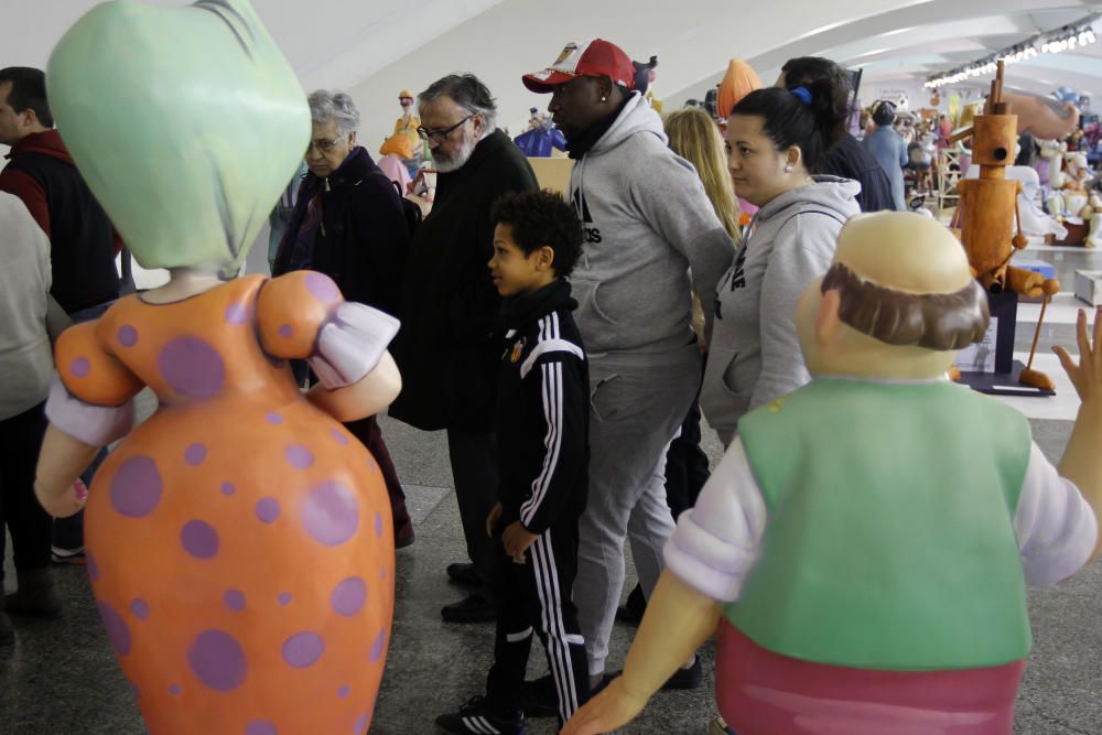 Gran ambiente en la Exposición del Ninot