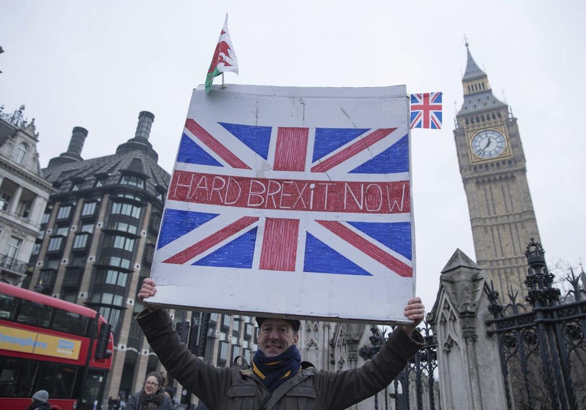 Varias personas participan en la manifestación a favor del brexit en el Old Palace Yard, en Londres, Reino Unido, este 23 de enero.