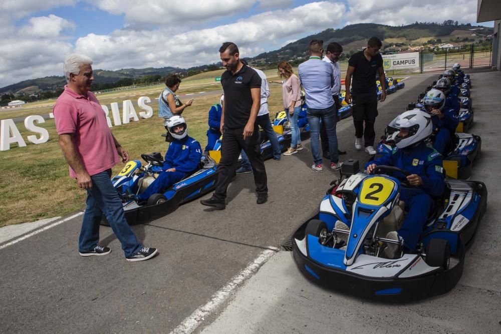 Periodistas y organizadores de la Vuelta Ciclista visitan el museo de Fernando Alonso