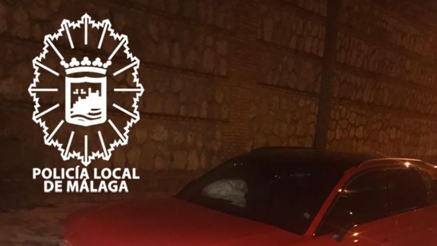 Así quedó el coche tras chocar contra el muro de la antigua Prisión Provincial.