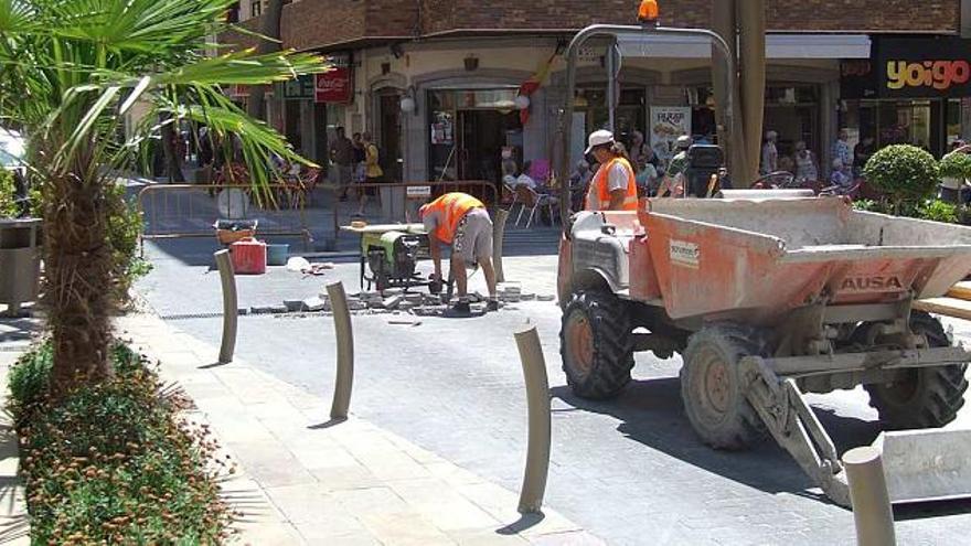 Aspecto de las obras de reparación de la calle ayer que obligaron a cortar un tramo.