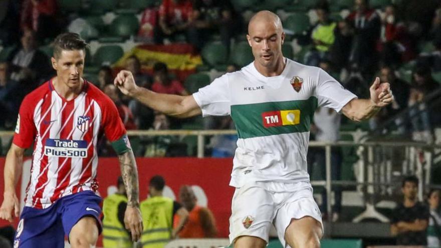 Golobart y Fernando Torres, en el partido de ida