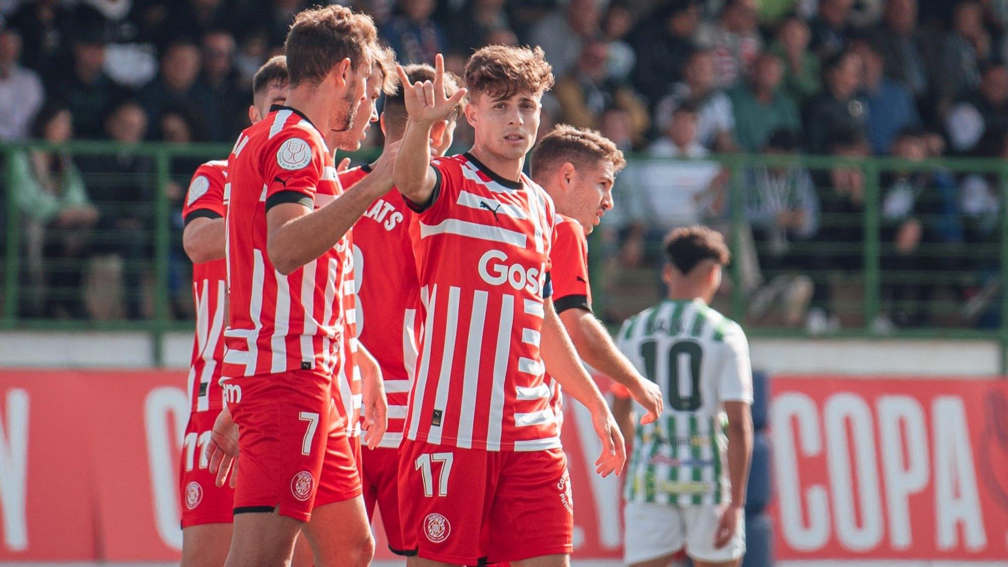 Riquelme, junto a Stuani, celebra el primer gol del Girona este domingo.