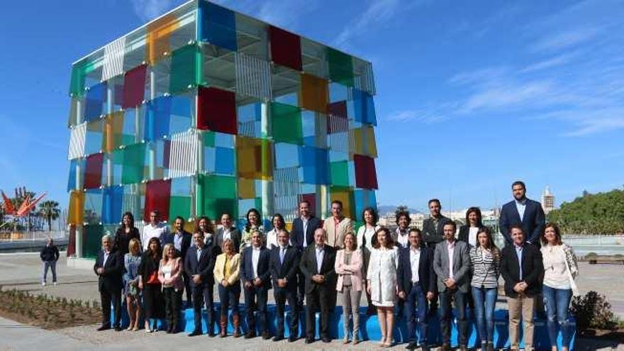 Los miembros de la lista, al completo, en el pedestal habilitado junto al nuevo museo en el puerto de Málaga.