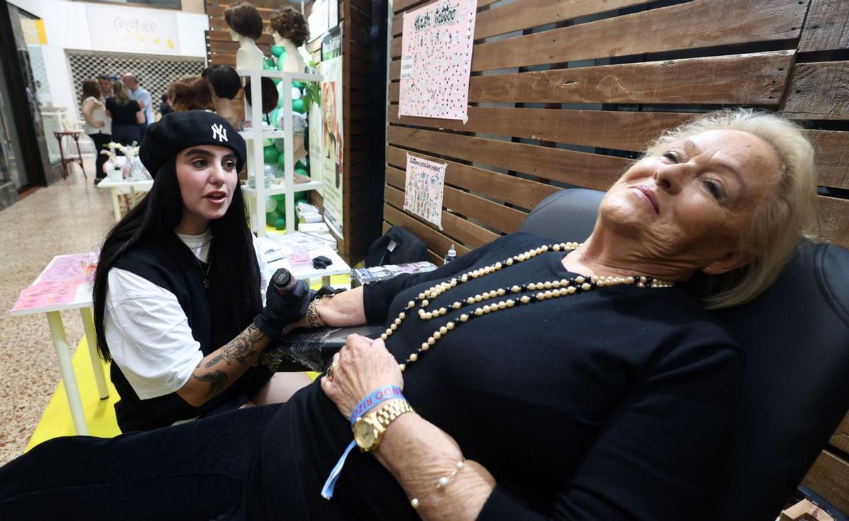 Una mujer se tatúa en el
antebrazo el nombre de
su hija. | Gustavo Santos