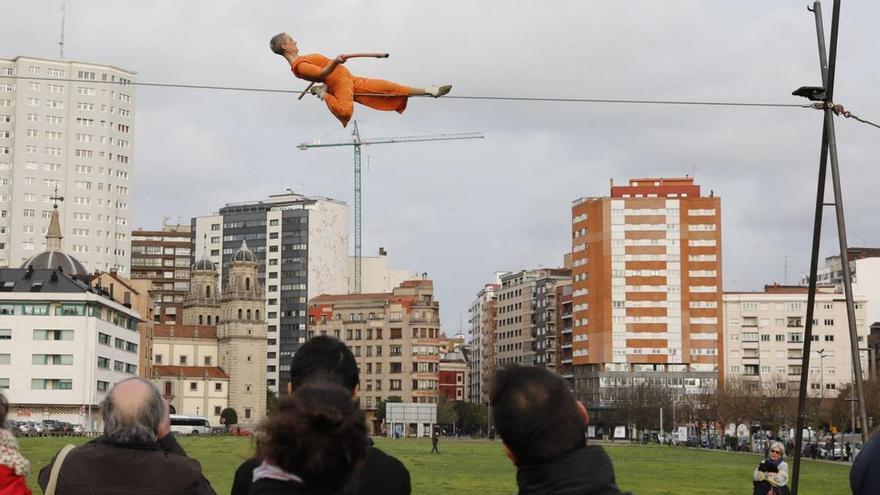 Mariona Moya, durante sus acrobacias en el show «H», en el parque del Solarón.