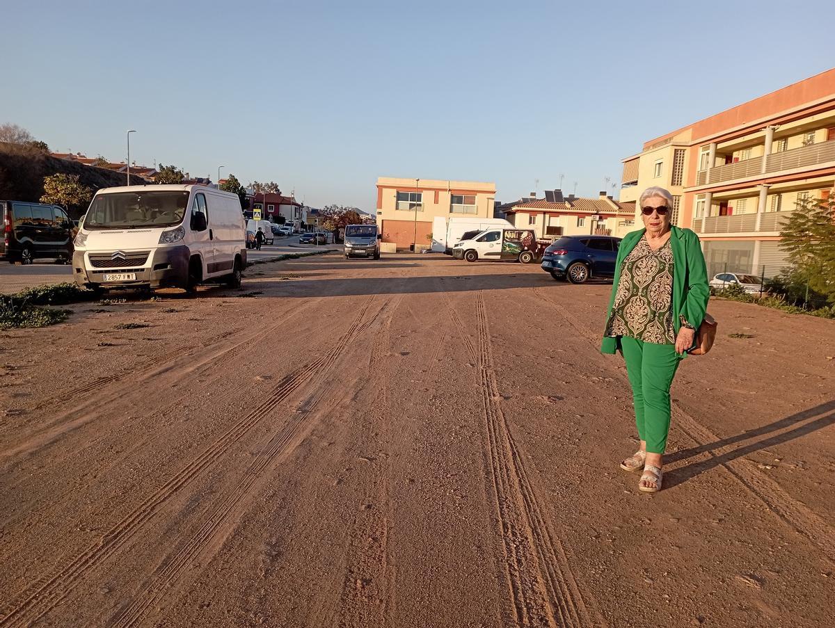 Carmela Fernández, en la parcela de calle Praga con calle Moscú donde podría ir el centro de día de Campanillas.