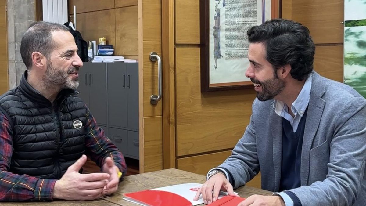 Ángel García y el presidente de AJE, Pablo García, durante la reunión mantenida la mañana de este martes.