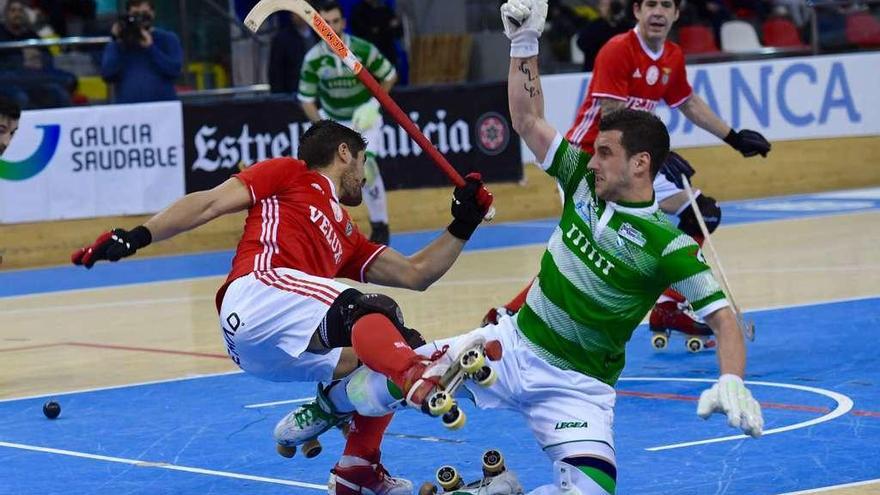 Toni Pérez cae ante un jugador del Benfica