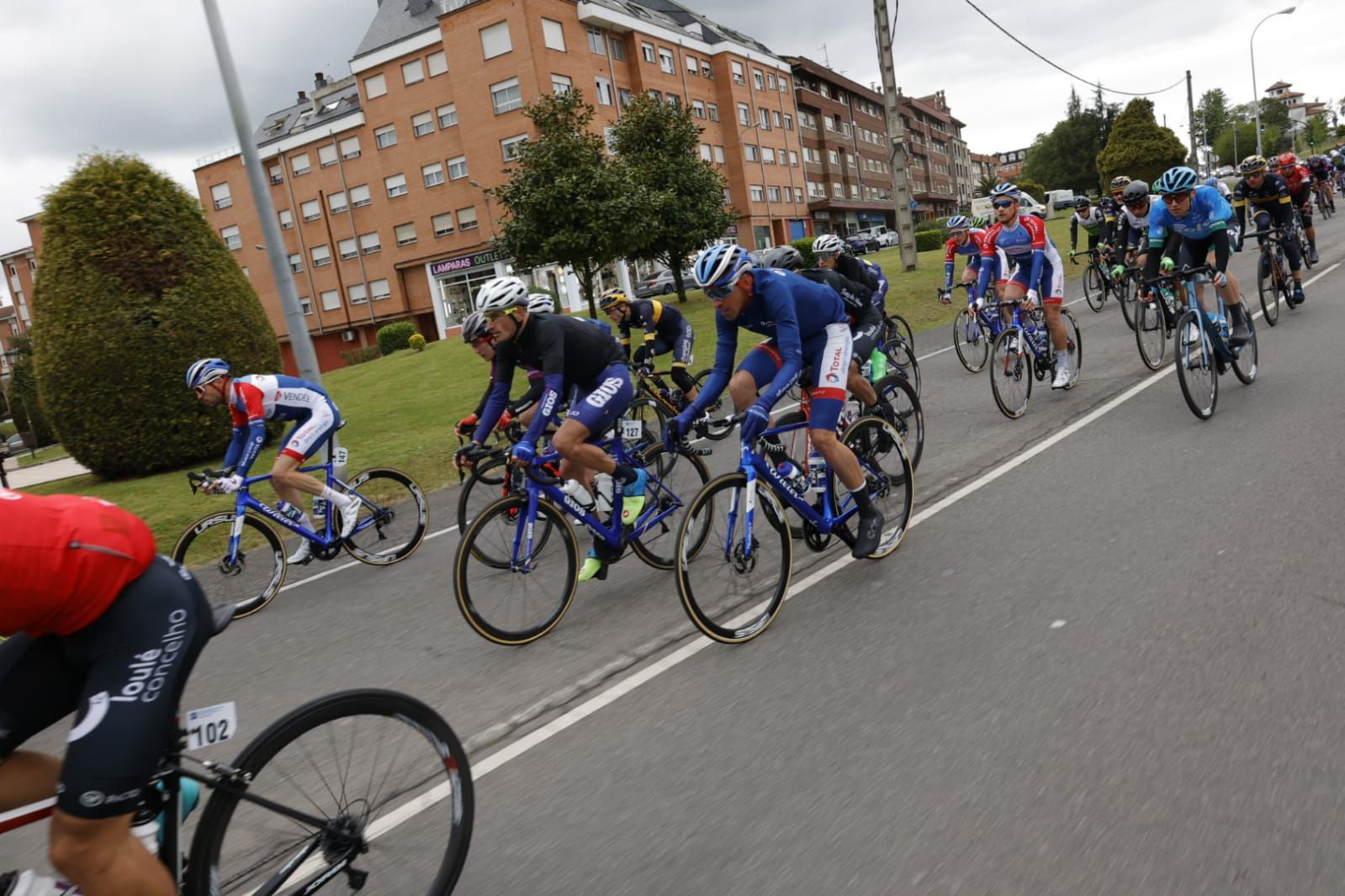 Imágenes de la primera etapa de la Vuelta a Asturias