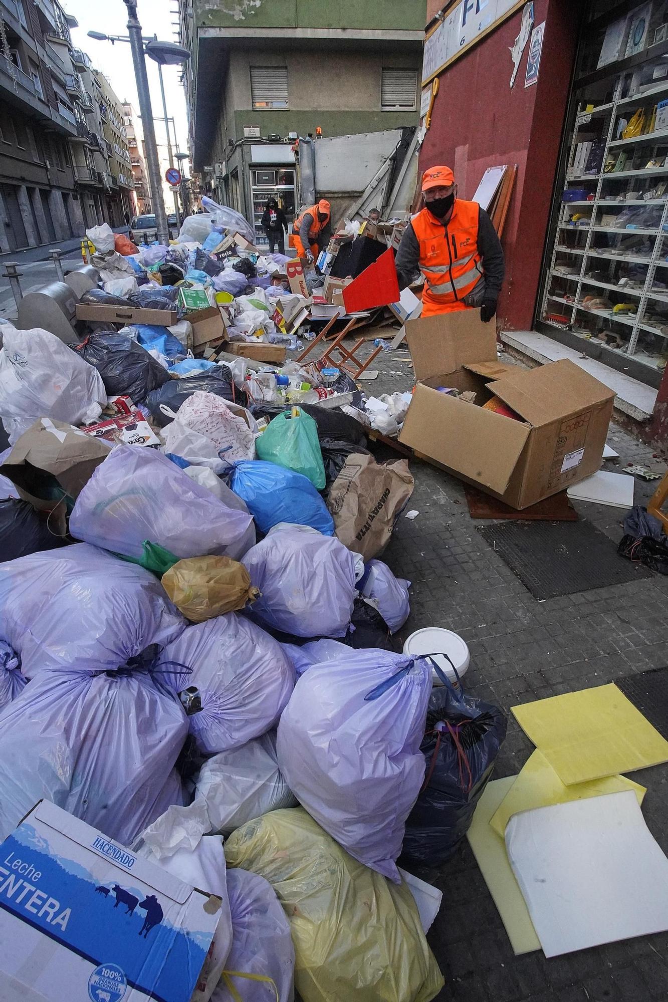 La vaga s’eternitza a Salt després de vint dies de deixalles al carrer