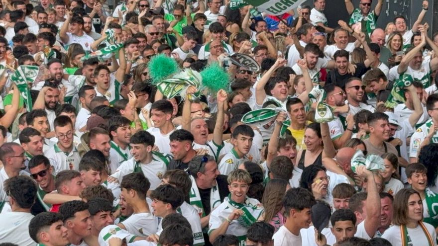 Los aficionados del Elche CF celebran los goles al Deportivo de La Coruña en diferentes puntos de la ciudad