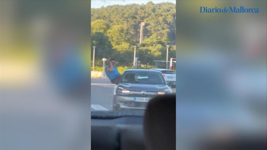VIDEO | Incivismo en mallorca: saca medio cuerpo por la ventana del coche mientras circula por Pollença