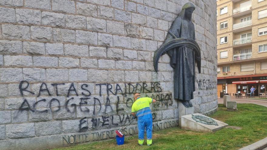 Atacan una emblemática iglesia de Oviedo con pintadas xenófobas y anticlericales: "Ratas traidoras acoged a los moros en el Vaticano"