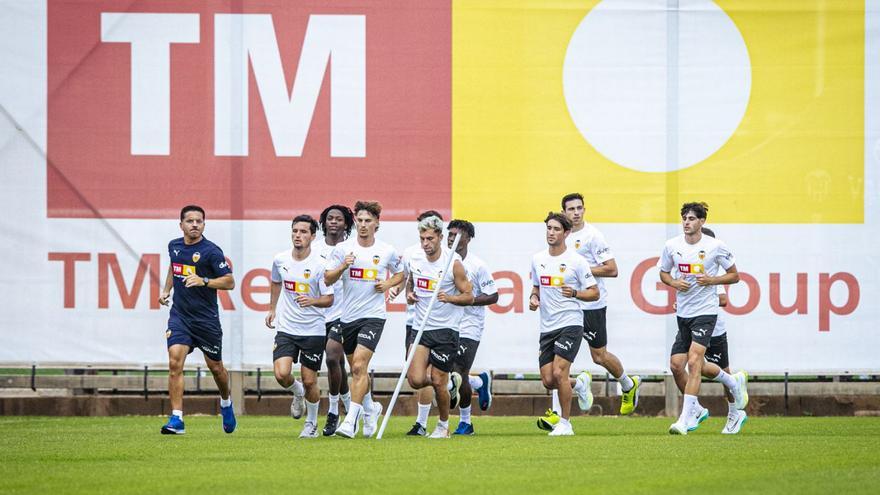 Los jugadores hacen carrera continua en el primer entrenamiento del equipo de Rubén Baraja. | VALENCIA CF