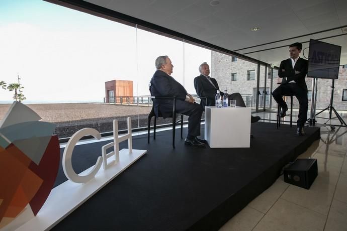 12.03.19. Las Palmas de Gran Canaria. El expresidente del Gobierno de Canarias Jerónimo Saavedra y el exconsejero de Economía de la comunidad autónoma José Carlos Mauricio debaten sobre cómo ven la llamada "Nueva política", en un acto organizado por el diario Canariasenhora.com. Auditorio Alfredo Kraus. Foto Quique Curbelo