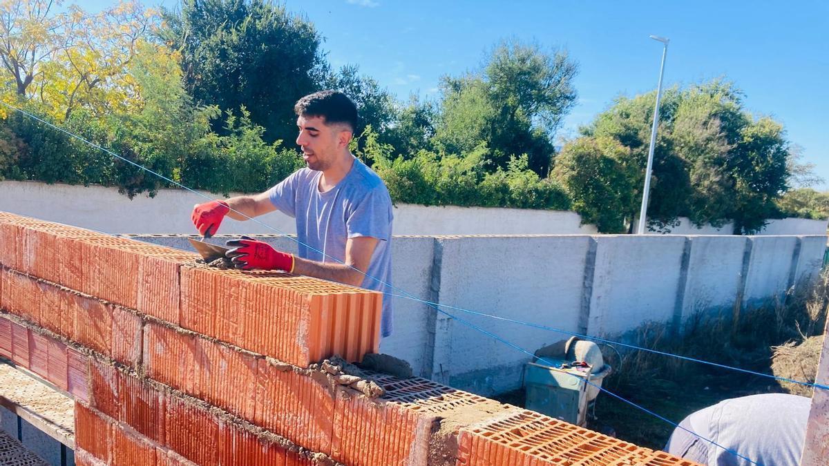El plan que combina sueldo, formación y empleo en dependencia, construcción o turismo llega a 96 pueblos de Extremadura.