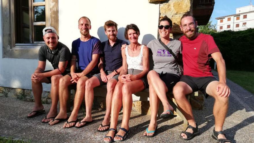 Un grupo de peregrinos, en el albergue de la Pola, el verano pasado. | I. G.