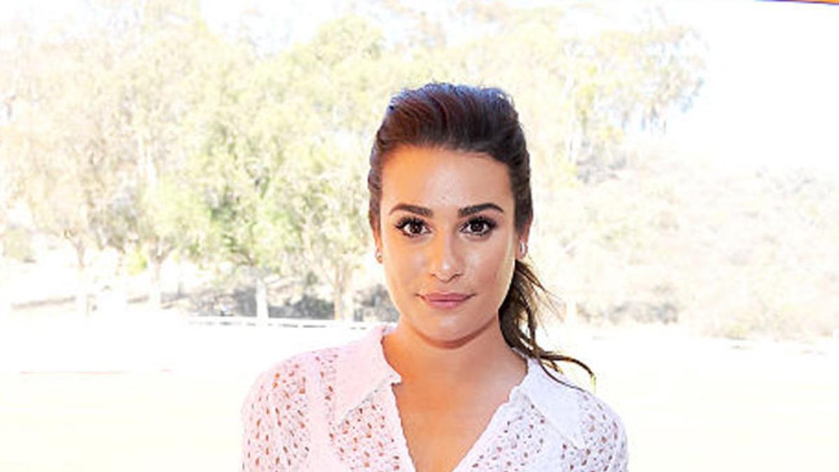 Lea Michele con vestido blanco en una gala en Los Ángeles