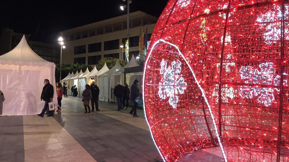 Un elemento festivo iluminado en la localidad de Almassora durante la Navidad de 2021.