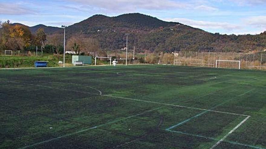 La gespa vella, un cop desplegada al camp de futbol.