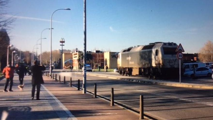 Una locomotora de pruebas recorre el ramal ferroviario del Puerto de Vilagarcía