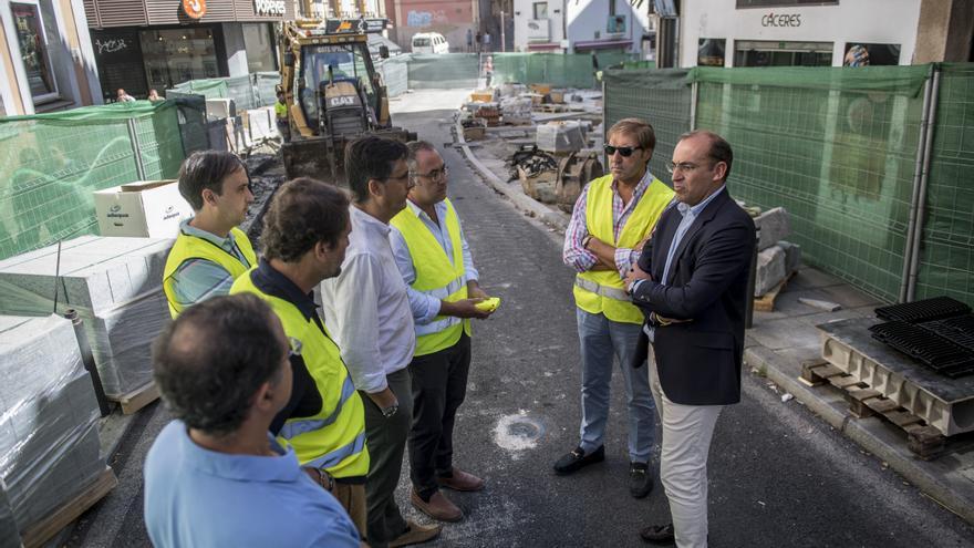 El alcalde de Cáceres visita las obras de la calle Parras