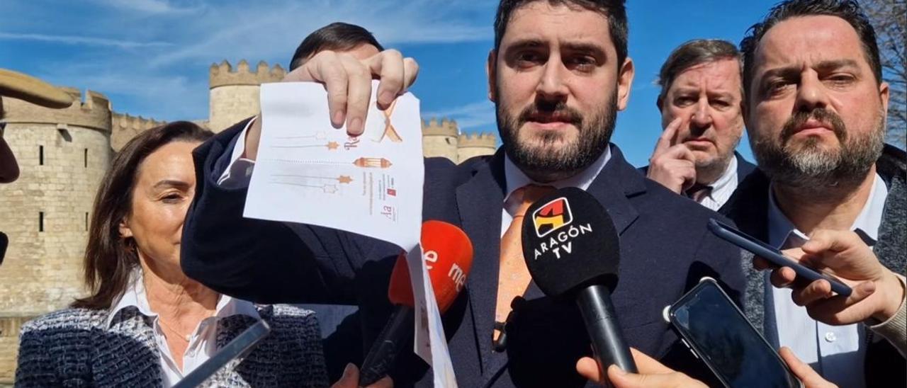 El vicepresidente de Aragón y líder de Vox en la comunidad, Alejandro Nolasco, rompe el folleto del ramadán del Ayuntamiento de Huesca. / VOX ARAGÓN