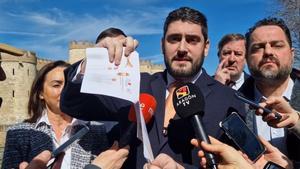 El vicepresidente de Aragón y líder de Vox en la comunidad, Alejandro Nolasco, rompe el folleto del ramadán del Ayuntamiento de Huesca. / VOX ARAGÓN