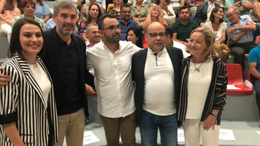 Ana Oramas (primera por la derecha) junto a José Miguel Barragán y Fernando Clavijo (segundo por la izquierda) en un reciente acto electoral.