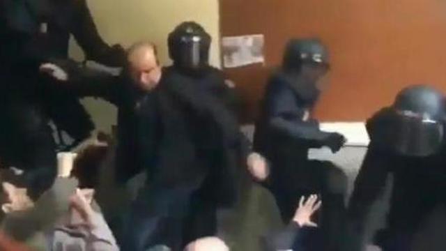 Momento de la patada en un colegio de Barcelona.