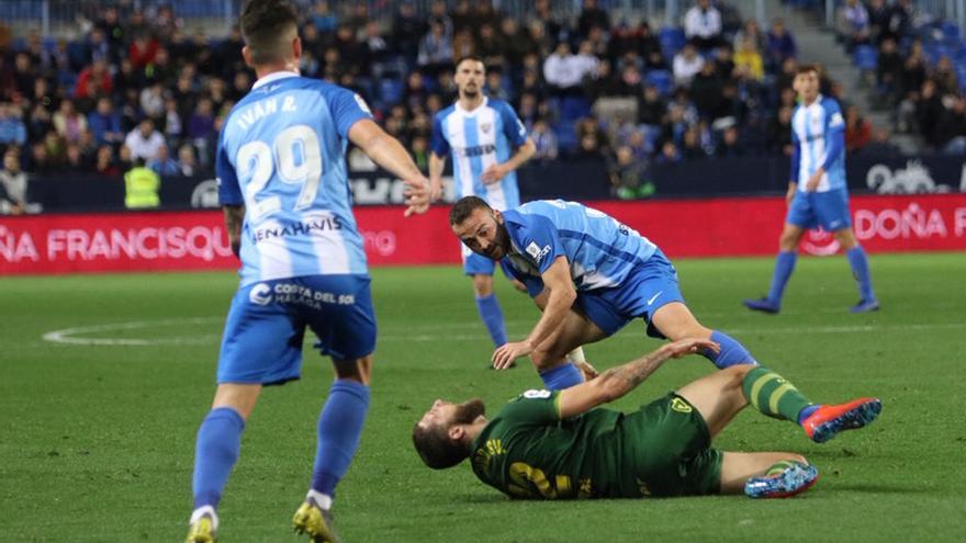 Una acción del Málaga CF - UD Las Palmas de este domingo.