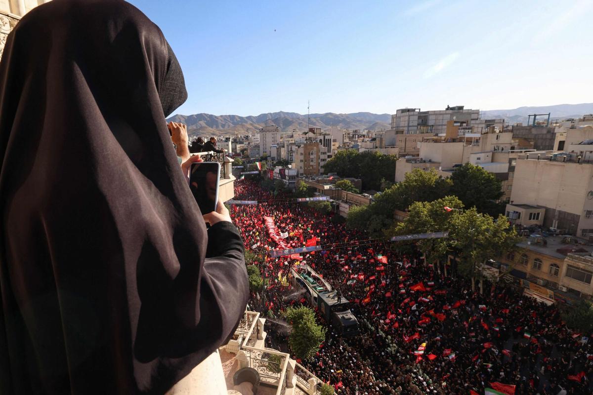 Multitudes de dolientes rodean el convoy que lleva los ataúdes del líder supremo asesinado de Irán, Ali Khamenei, y miembros de su familia durante una procesión fúnebre, antes de ser enterrado en el Santuario del Imam Reza, el lugar de culto más venerado de Irán, en Mashhad el 9 de julio de 2026. Multitudes de dolientes rodean el convoy que lleva los ataúdes del líder supremo asesinado de Irán, Ali Khamenei, y miembros de su familia durante una procesión fúnebre, antes de ser enterrado en el Santuario del Imam Reza, el lugar de culto más venerado de Irán, en Mashhad el 9 de julio de 2026.