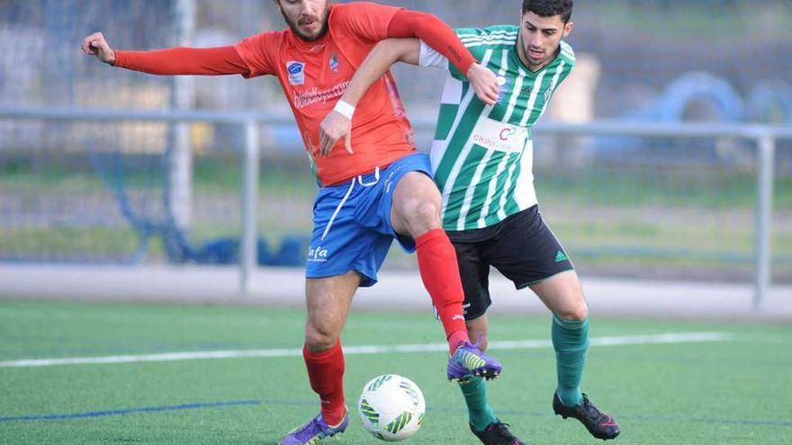 Madeira disputa un balón ante Marcos Arango.