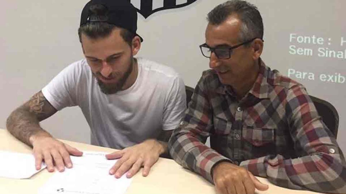 Lucas Lima y su padre, junto al contrato que le ofrece el Santos para renovar