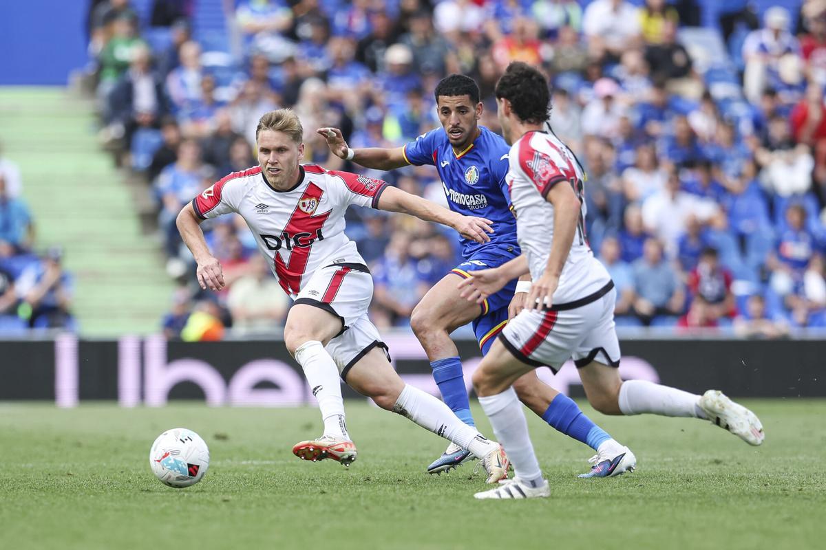 Alemao, del Rayo Vallecano, ante Abdel Abqar, del Getafe CF