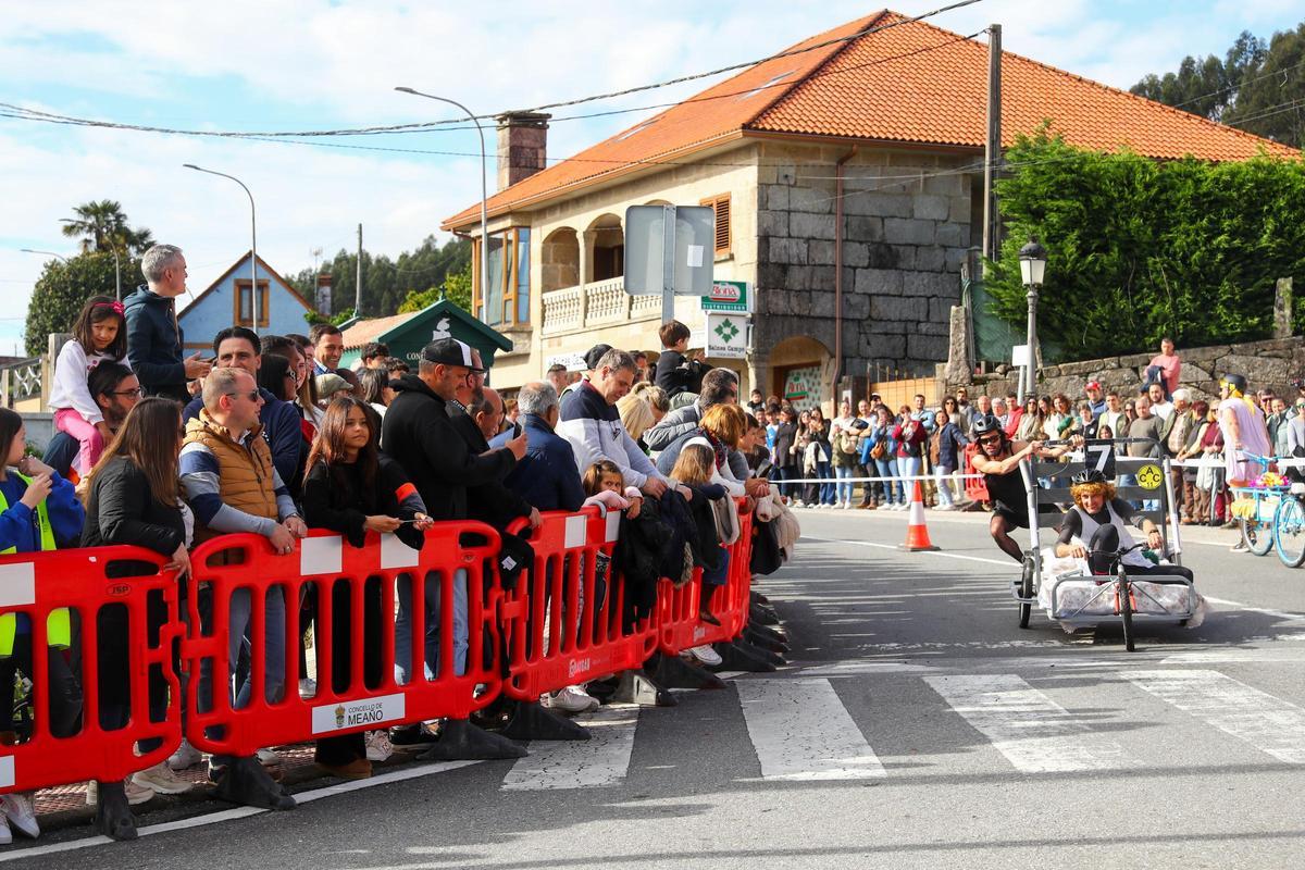 "Os Rompecolchóns 2.0" se impone en una carrera de camas de Meaño que deja espectaculares imágenes