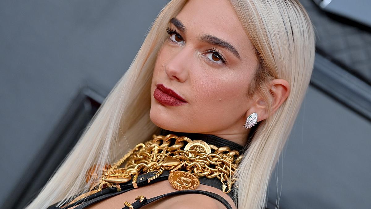 El maquillaje de Dua Lipa en los Grammy.