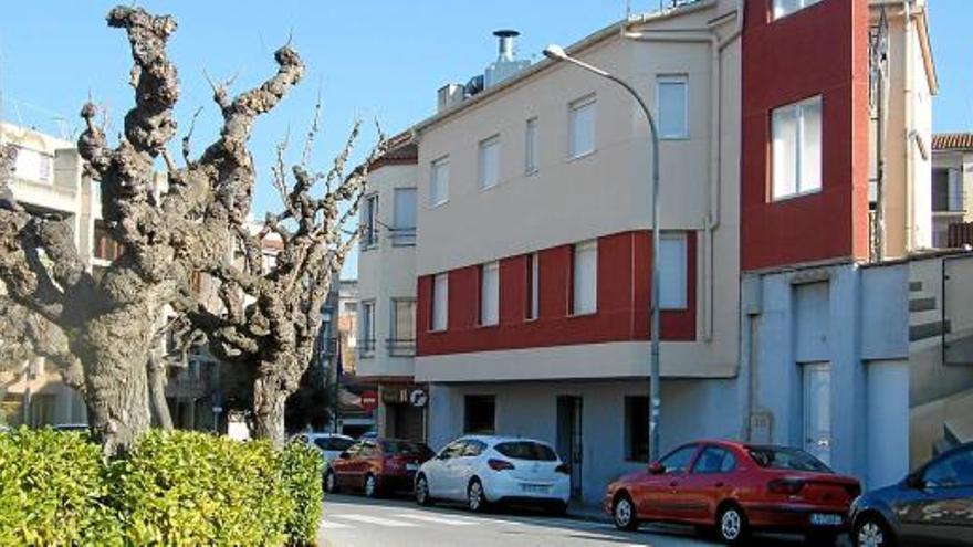 Façana de l&#039;hostal Soler que dóna a la plaça de la Pau, a Sant Joan de Vilatorrada