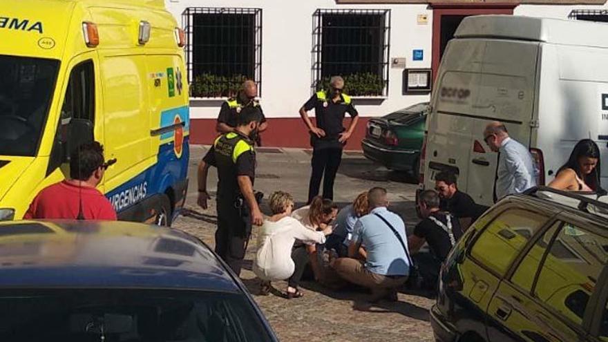 Los sanitarios atienden a la mujer en la calle.