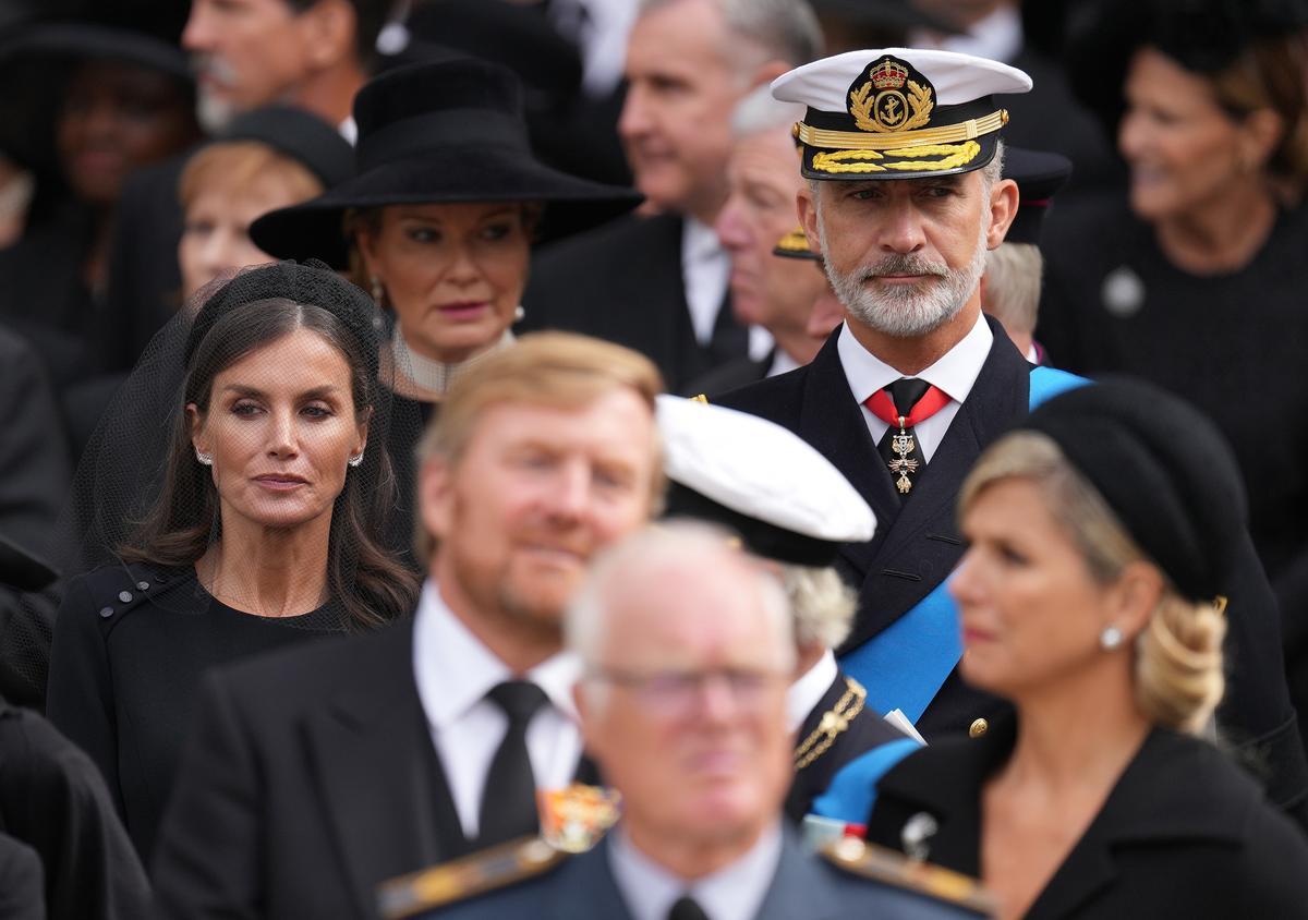 El rey Felipe VI de España y la reina Letizia asisten al servicio en la Abadía de Westminster durante el cortejo fúnebre de la reina Isabel II.