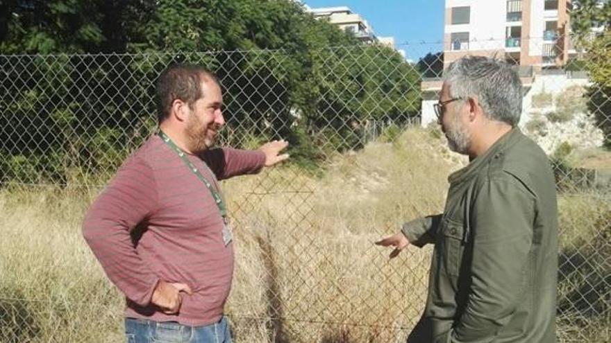 El concejal Carles Martí, con el regidor Juanma Ramón.