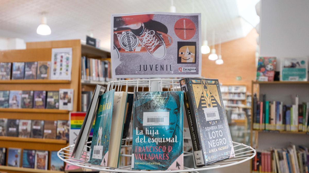 Sección de literatura juvenil en la Biblioteca Municipal Rafael Andolz del barrio Almozara de Zaragoza