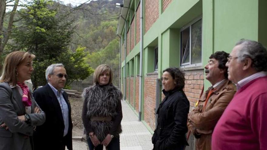 La alcaldesa de Langreo, primera por la izquierda, durante la visita al edificio.