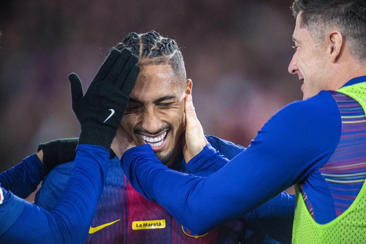 Barcelona 13.12.2025. Deportes.  Raphinha celebrando con Lewandowski y Pedri  el segundo gol azulgrana durante el partido de liga entre el FC Barcelona y el Osasuna en el Camp Nou. Fotografía de Jordi Cotrina
