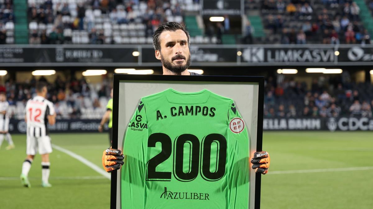 Álvaro Campos, con una camiseta conmemorativa de su &#039;bicentenario&#039; en partidos con el Castellón.