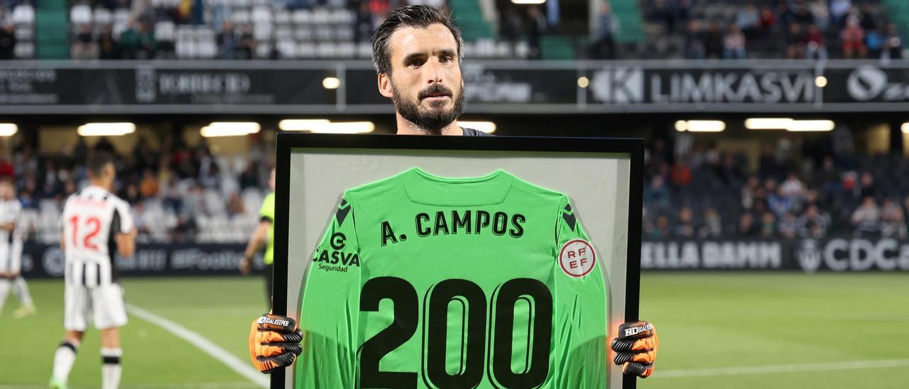 Álvaro Campos, con una camiseta conmemorativa de su &#039;bicentenario&#039; en partido con el Castellón.