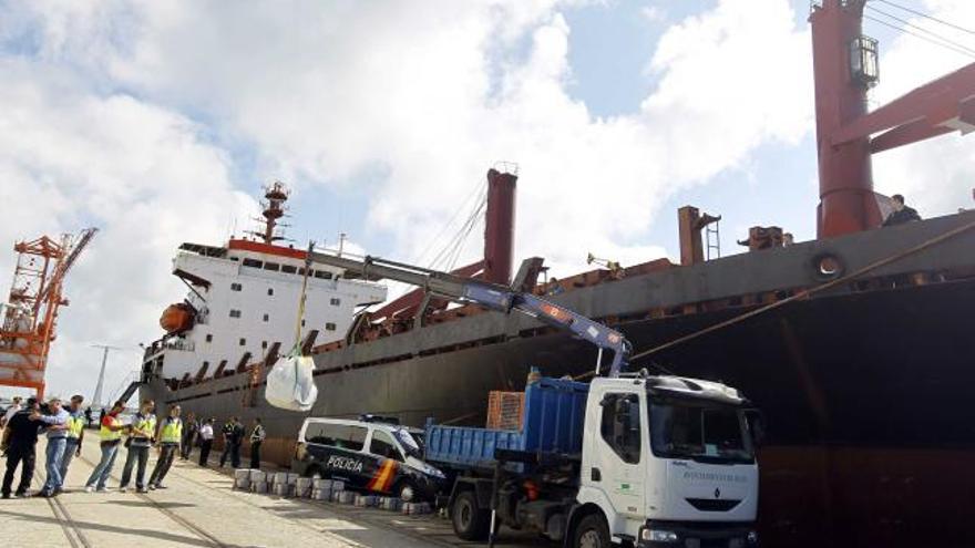 El buque «SV Nikolay», en el que se encontró el alijo de cocaína en el puerto de Cádiz.