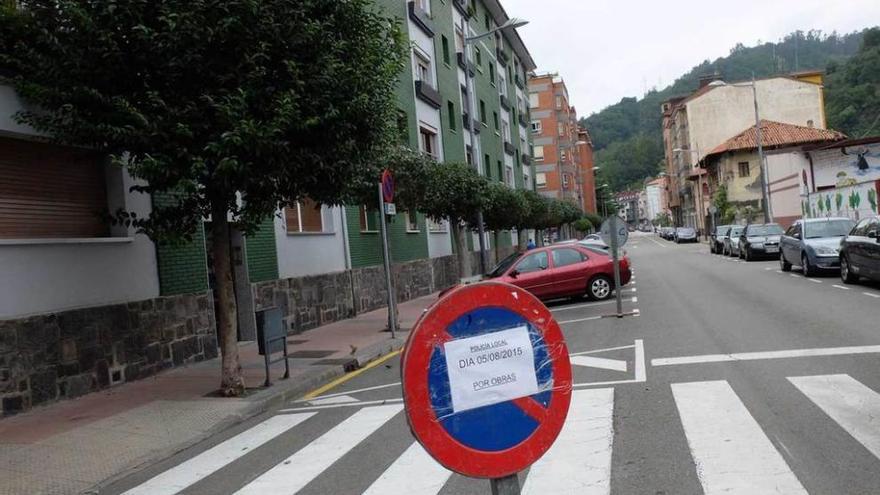 Los operarios de Mieres llevan a cabo la poda de los árboles urbanos