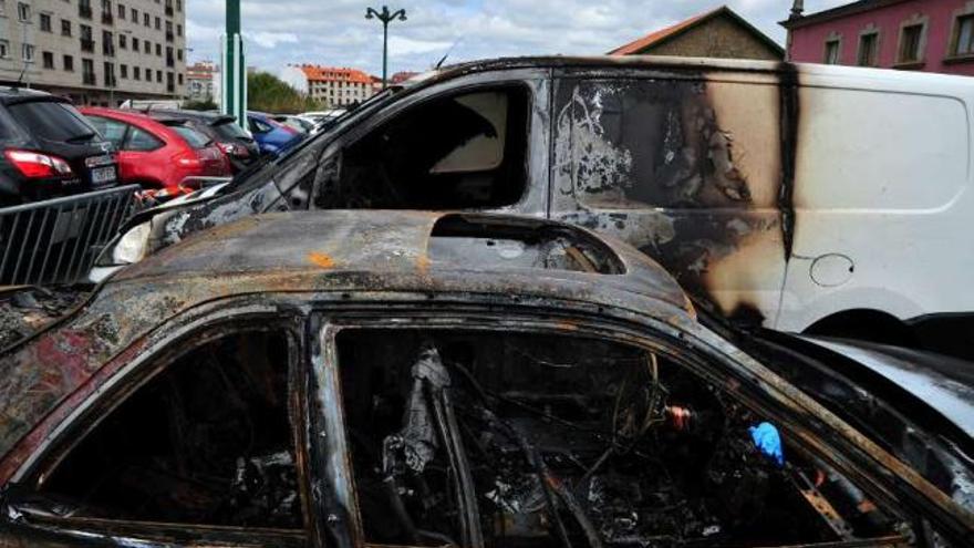 El incendio se produjo de madrugada en el aparcamiento público frente a la estación de tren.  // Iñaki Abella